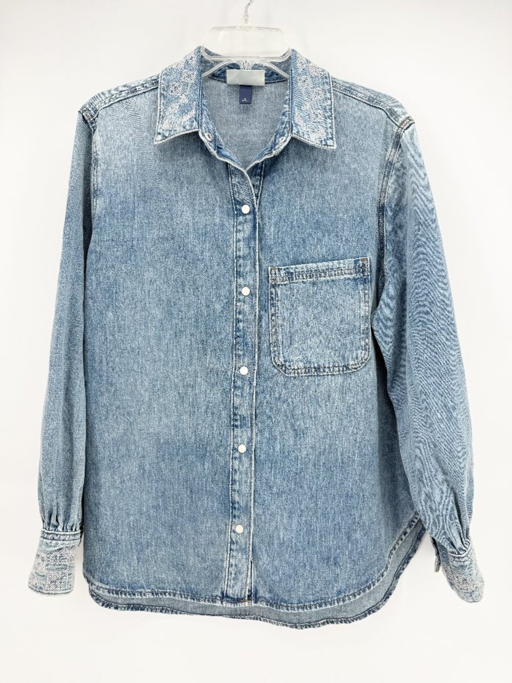 Universal Thread Denim Chambray Embroidered Pearl Snap Shirt Medium Wash M - Picture 2 of 12